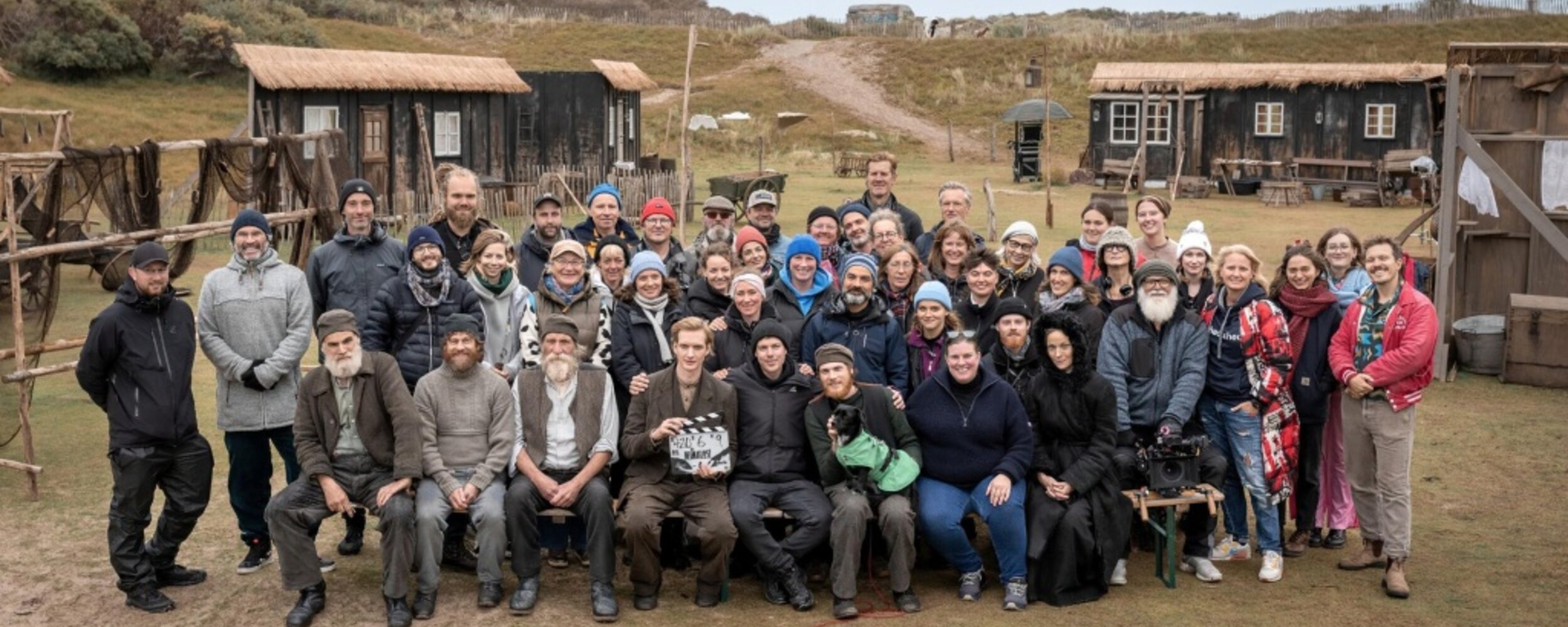 Gruppenfoto der Filmset-Crew „Der Heimatlose“ in den Dünen von Norderney 2024