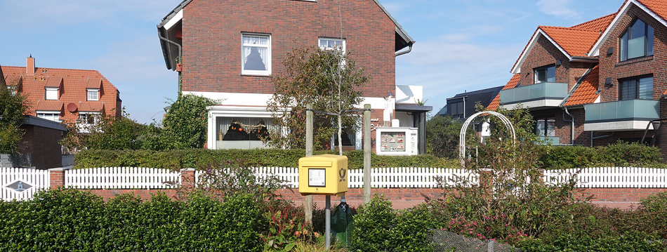 Briefkasten an der Bushaltestelle Nordbad/Cornelius auf Norderney
